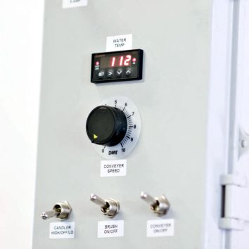 Control box mounted at operator station for simple 1-person operation.